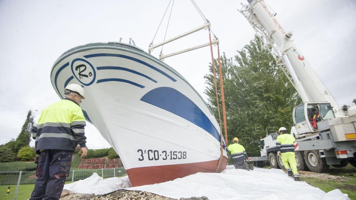 El pesquero 'Atalaya', durante su instalación en Alfonso Molina.