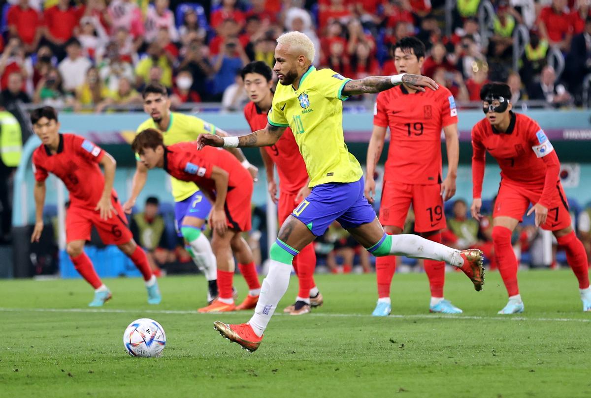 Doha (Qatar), 05/12/2022.- Neymar of Brazil scores the 2-0 by penaltyduring the FIFA World Cup 2022 round of 16 soccer match between Brazil and South Korea at Stadium 974 in Doha, Qatar, 05 December 2022. (Mundial de Fútbol, Brasil, Corea del Sur, Catar) EFE/EPA/Abedin Taherkenareh