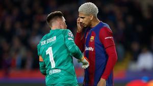 Ter Stegen observa la ceja de Araujo después de que el central sufriera un golpe en el partido de Champions contra el Nápoles del pasado mes de marzo.