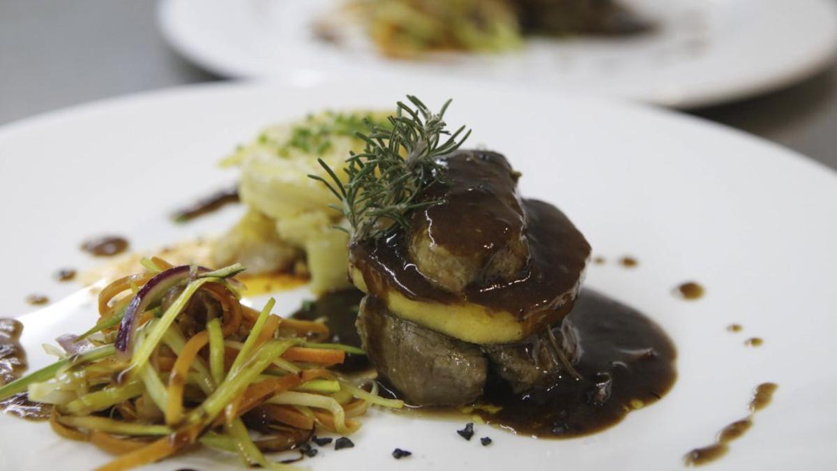 Solomillo de ternera con rodaja de manzana caramelizada y foie de pato a la plancha.