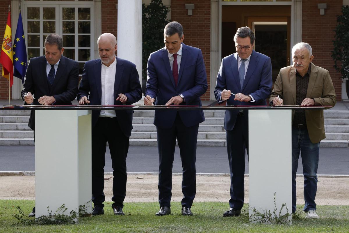 El presidente del Gobierno, Pedro Sánchez (c), firma junto a los representantes de la patronal y los sindicatos el nuevo acuerdo en materia de pensiones este miércoles en el Palacio de la Moncloa. (De izq a der) El presidente de Cepyme, Gerardo Cuerva; el secretario general de CCOO, Unai Sordo; Pedro Sánchez; el presidente de la CEOE, Antonio Garamendi, y el secretario general de UGT, Pepe Álvarez.