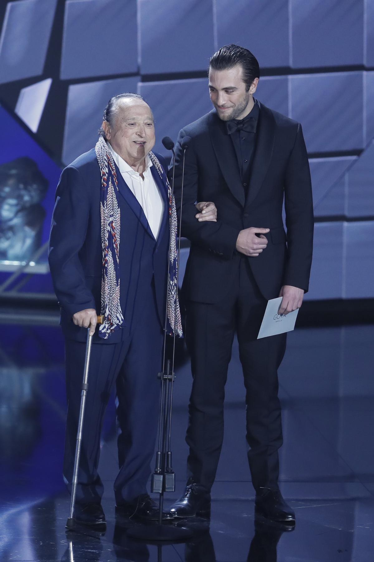 SEVILLA 11/02/2023.- Los actores Fernando Esteso y Pol Monen antes de entregar el premio a mejor documental durante la gala de la XXXVII edición de los Premios Goya que se celebra este sábado en el Palacio de Congresos y Exposiciones FIBES de Sevilla. EFE/Jose Manuel Vidal