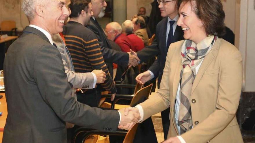 Antonio Martín Alén saluda a Josefa García Cirac, ayer en Valladolid.