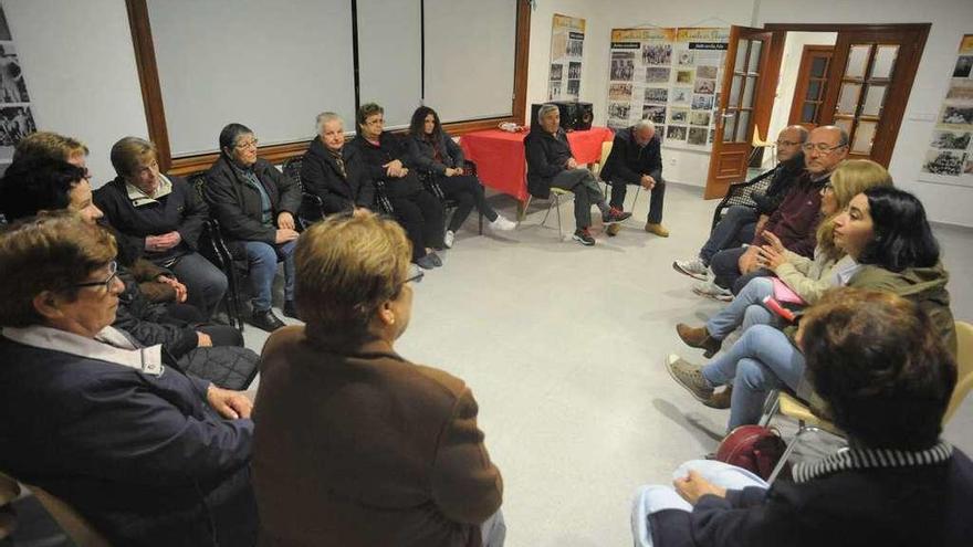Reunión de la Plataforma pola Sanidade Pública do Salnés con vecinos de Castroagudín. // Iñaki Abella