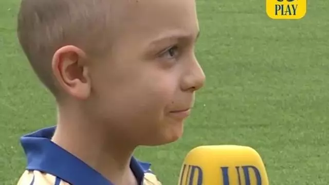 Ovación en el Estadio de Gran Canaria para Elías tras superar la leucemia