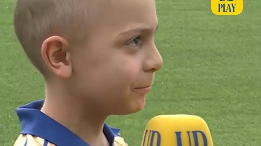 Ovación en el Estadio de Gran Canaria para Elías tras superar la leucemia