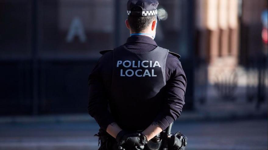 Un agente de Policía Local de València en una foto de archivo