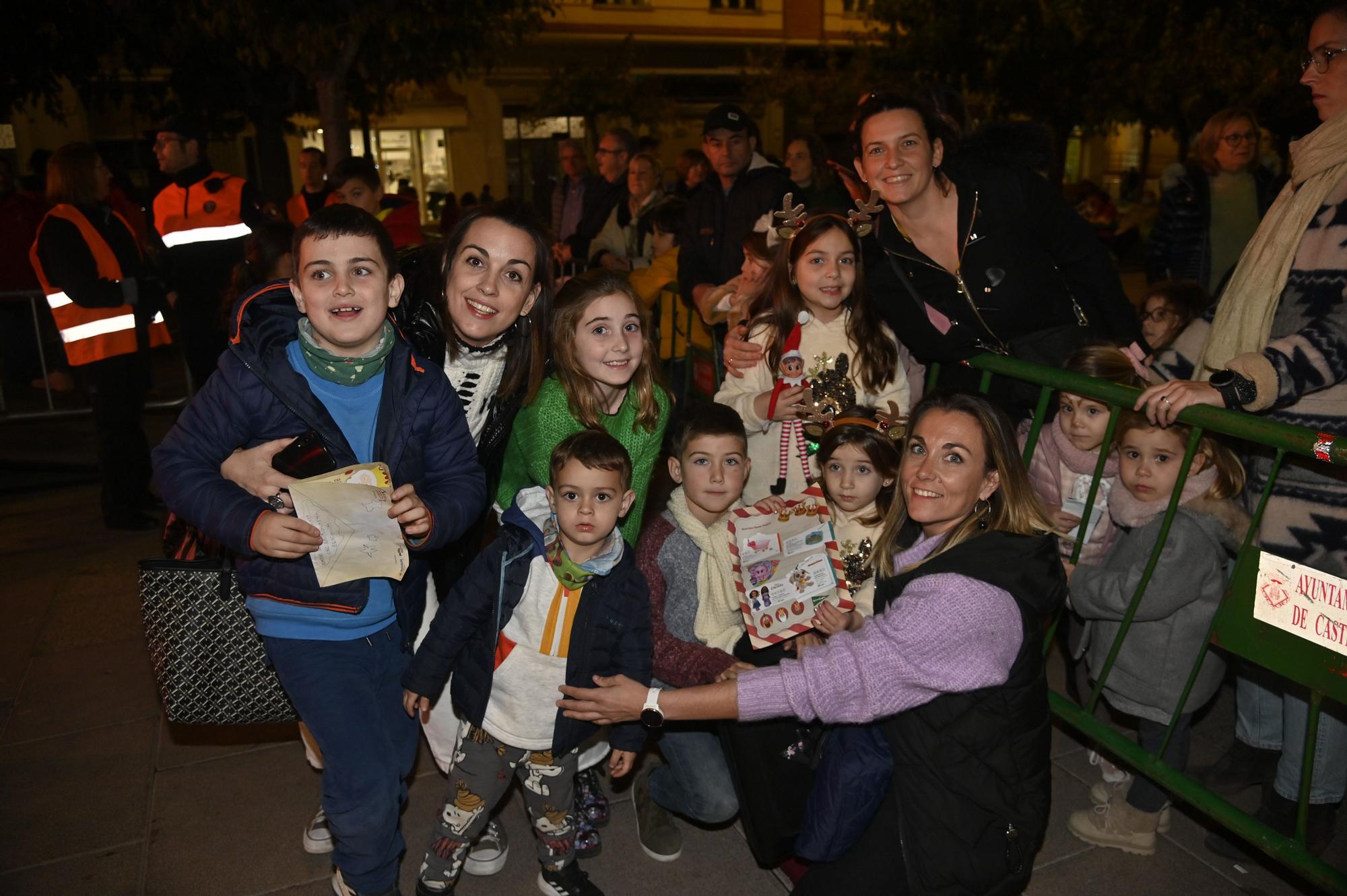 Los peques de Castelló entregan al Cartero Real las misivas con sus deseos. Encuentra tu foto.