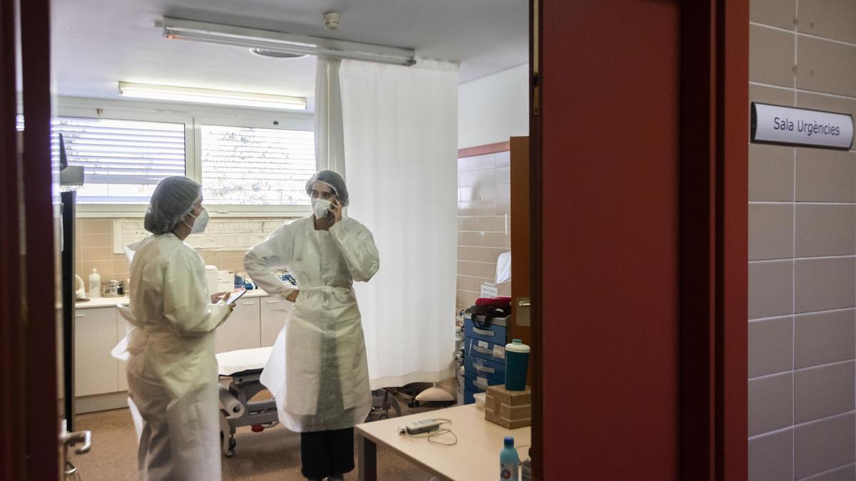 Dos sanitarias en el proceso de vacunación contra el coronavirus a domicilio.