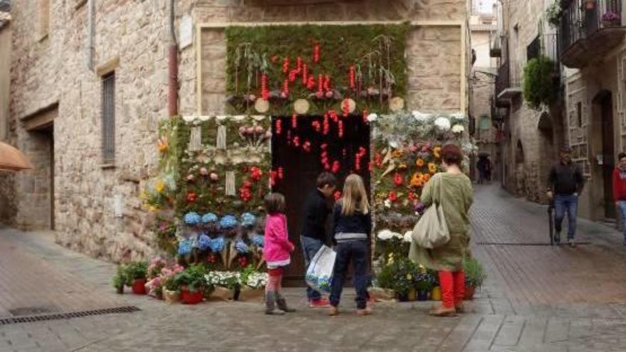 L&#039;ornamentació floral del carrer de Santa Maria.