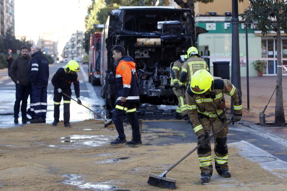 Un autobús de la EMT se incendia en Valencia