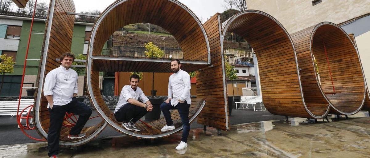 De izquierda a derecha, Farpón, Andrade y Rodríguez, en Pola de Lena