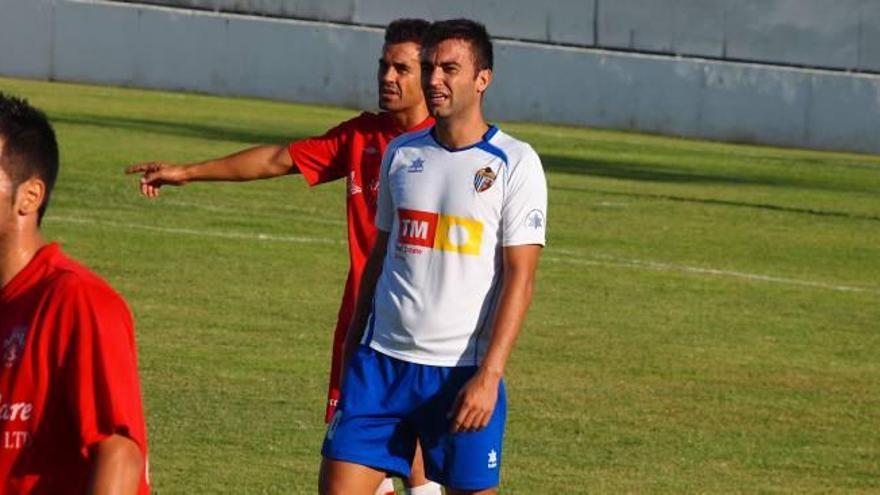 El Orihuela tiene a prueba a Ernesto Gómez para reforzar el centro del campo