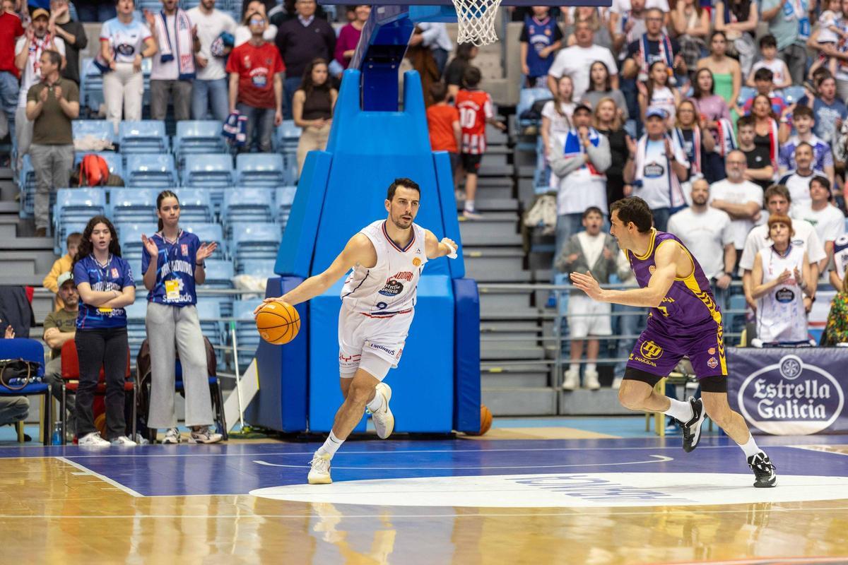 El Obradoiro arrasa en la 'guerra' con el Palencia El Obradoiro arrasa en la 'guerra' con el Palencia