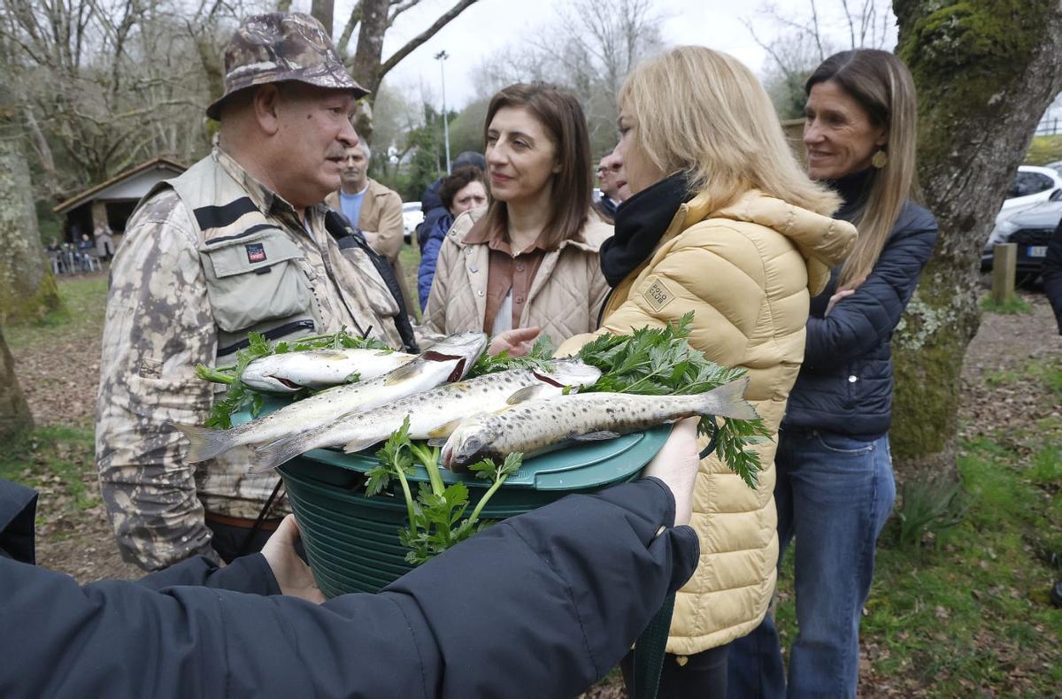 El pescador Elisardo Cea conversa con la alcaldesa de Trazo, Fina Suárez, y la conselleira de Medio Ambiente, Ángeles Vázquez, que visitó el coto de Chaián en el primer día de la temporada de pesca fluvial