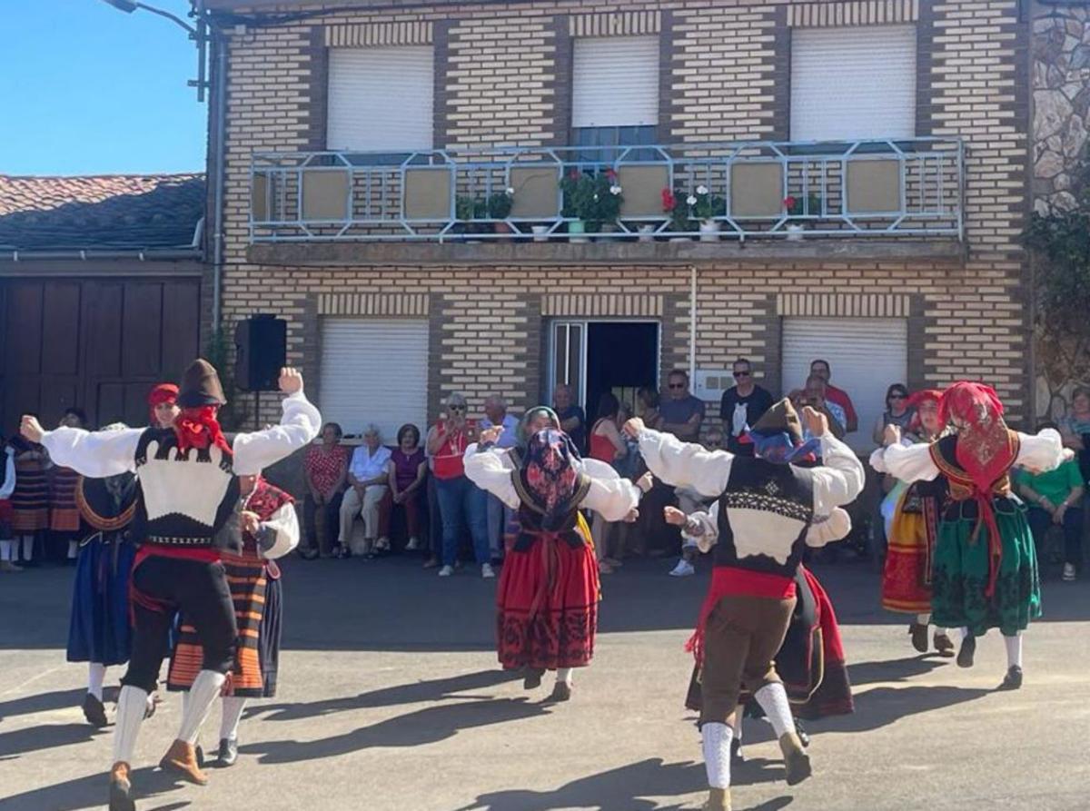 Bailes folclóricos a cargo de Manteos y Monteras. | Ch. S.