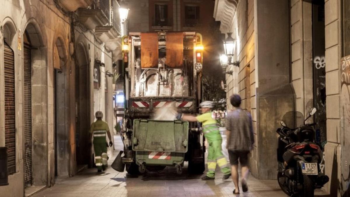 Servicios de limpieza en el barrio de Ciutat Vella de Barcelona.