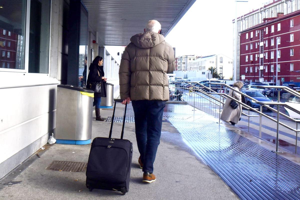 Usuarios en la estación de trenes de A Coruña tras la suspensión de servicios ferroviarios a Vigo por el temporal.