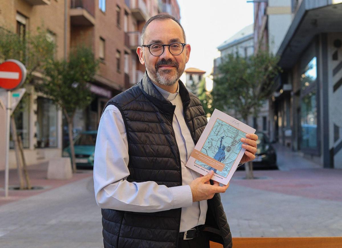 El historiador zamorano Miguel Ángel Hernández con su libro en las manos. | Alba Prieto