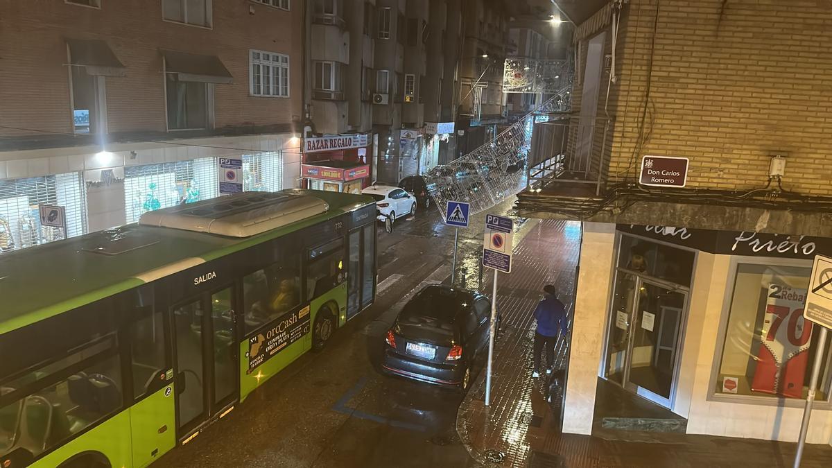Parte del alumbrado desprendido en la avenida Jesús Rescatado de Córdoba.