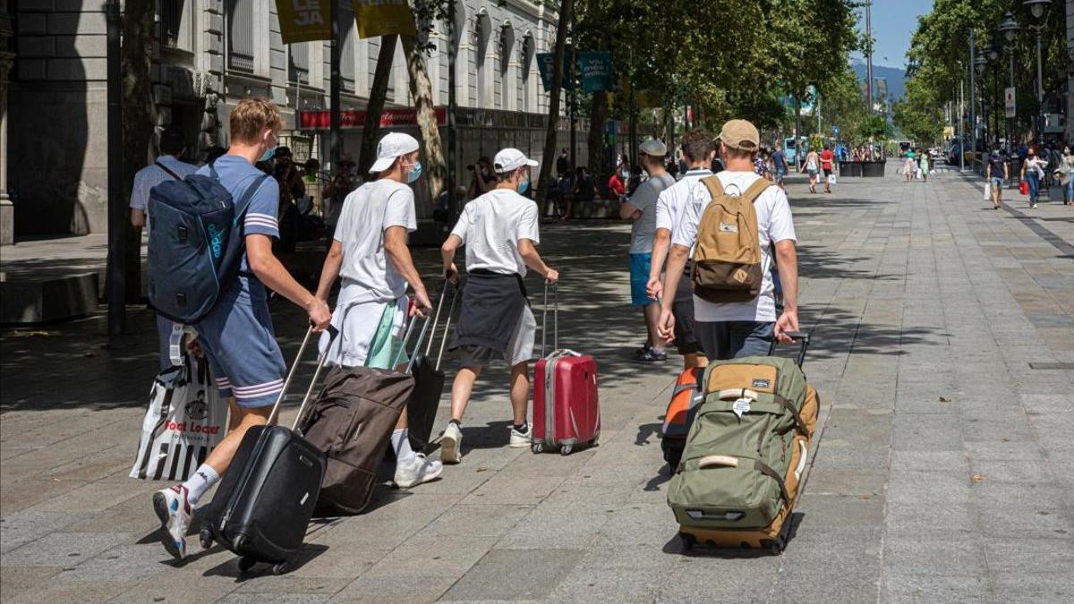 n grupo de turistas suizos, en plaza de Catalunya camino del aeropuerto.