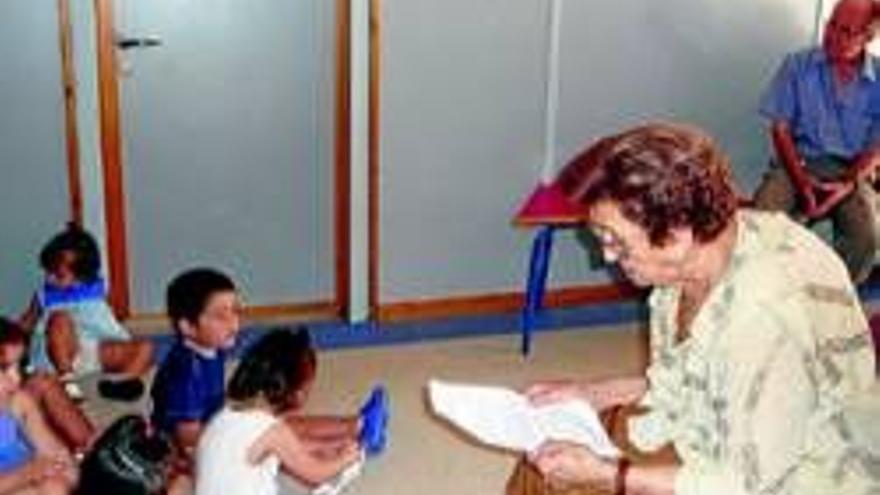 Mayores narran cuentos a los niños en la guardería municipal