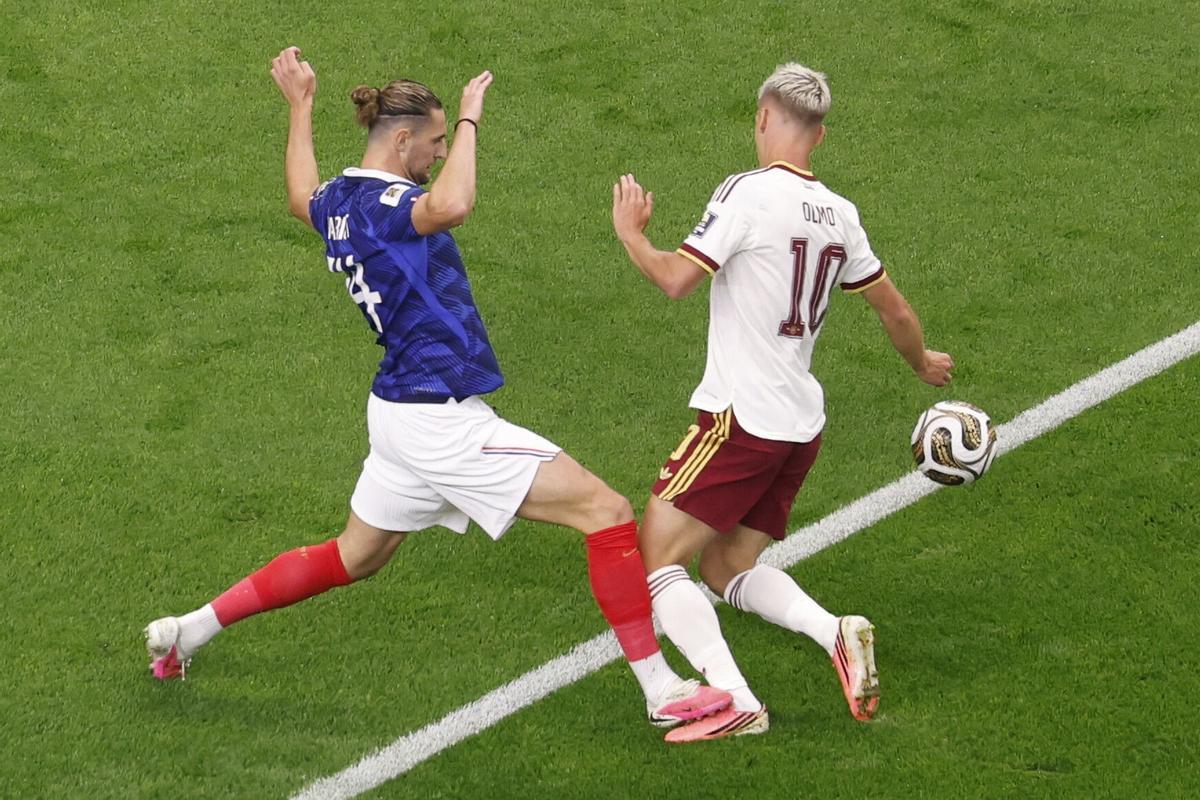 Dani Olmo intenta adentrarse en el área rival.