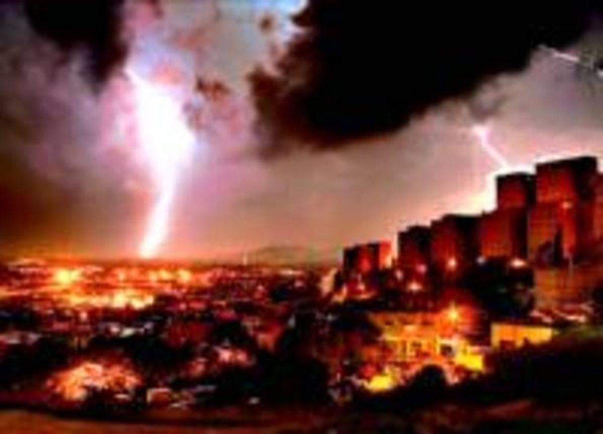 Una tempesta elèctrica a Barcelona, amb un llamp ben visible. Una tempesta elèctrica a Barcelona, amb un llamp ben visible.