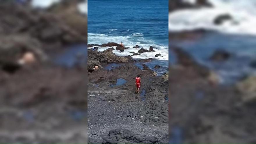La peligrosa imprudencia de unos jóvenes ante el fuerte oleaje en Canarias: un socorrista tiene que intervenir