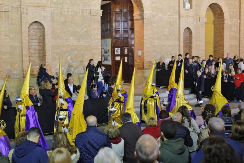 Algunas de las imágenes decanas de la Semana Santa se acercaron al mar y los paseos en Martes Santo