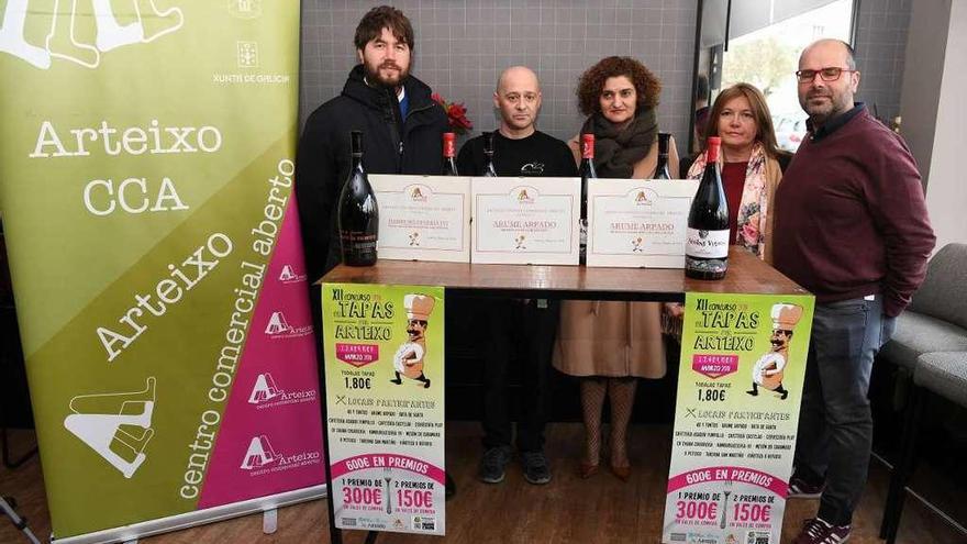 Los ganadores del concurso de tapas, durante la entrega de premios celebrada ayer.