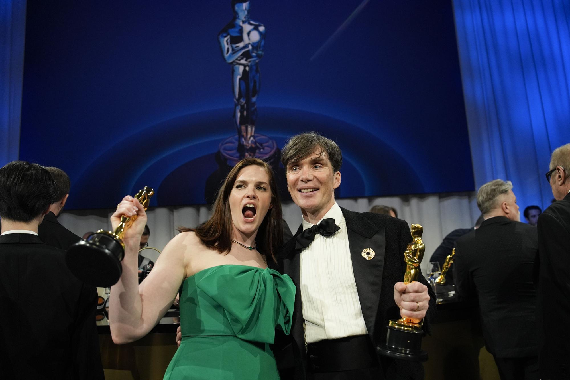 Jennifer Lame, winner of the award for best film editing for "Oppenheimer," left, and Cillian Murphy, winner of the award for best performance by an actor in a leading role for "Oppenheimer" pose at the Governors Ball after the Oscars on Sunday, March 10, 2024, at the Dolby Theatre in Los Angeles. (AP Photo/John Locher) / 31024130150