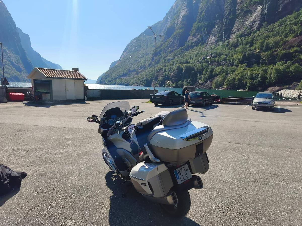 El zamorano Alejandro Moralejo en la ruta en moto de este verano que realiza en solitario y le lleva al norte de Europa recorriendo cientos de kilómetros cada día.