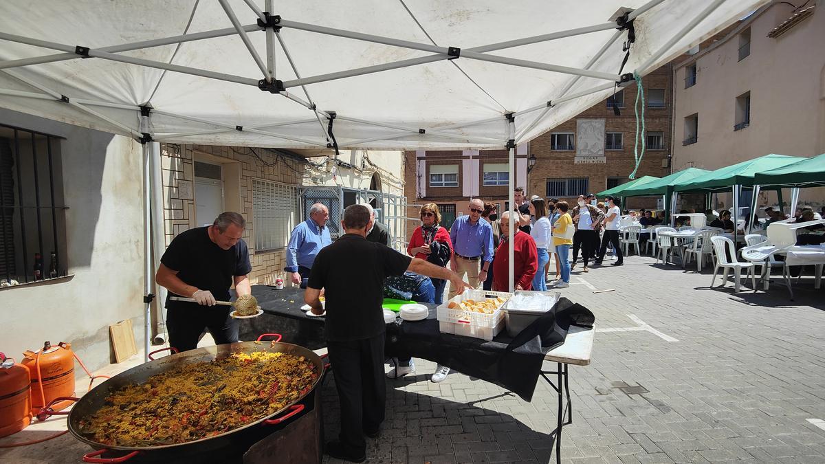 En el barrio de la Sang ofrecieron paella para todos los vecinos.