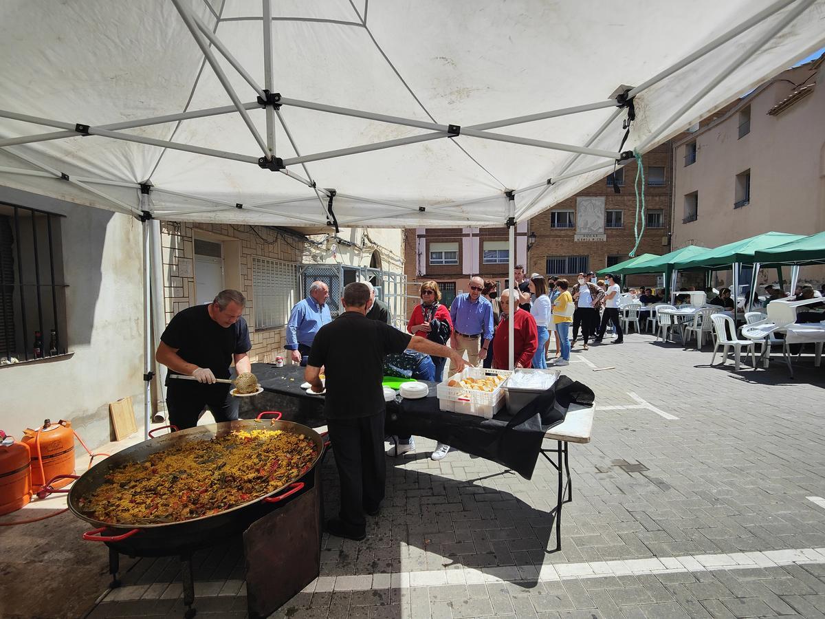 En el barrio de la Sang ofrecieron paella para todos los vecinos.