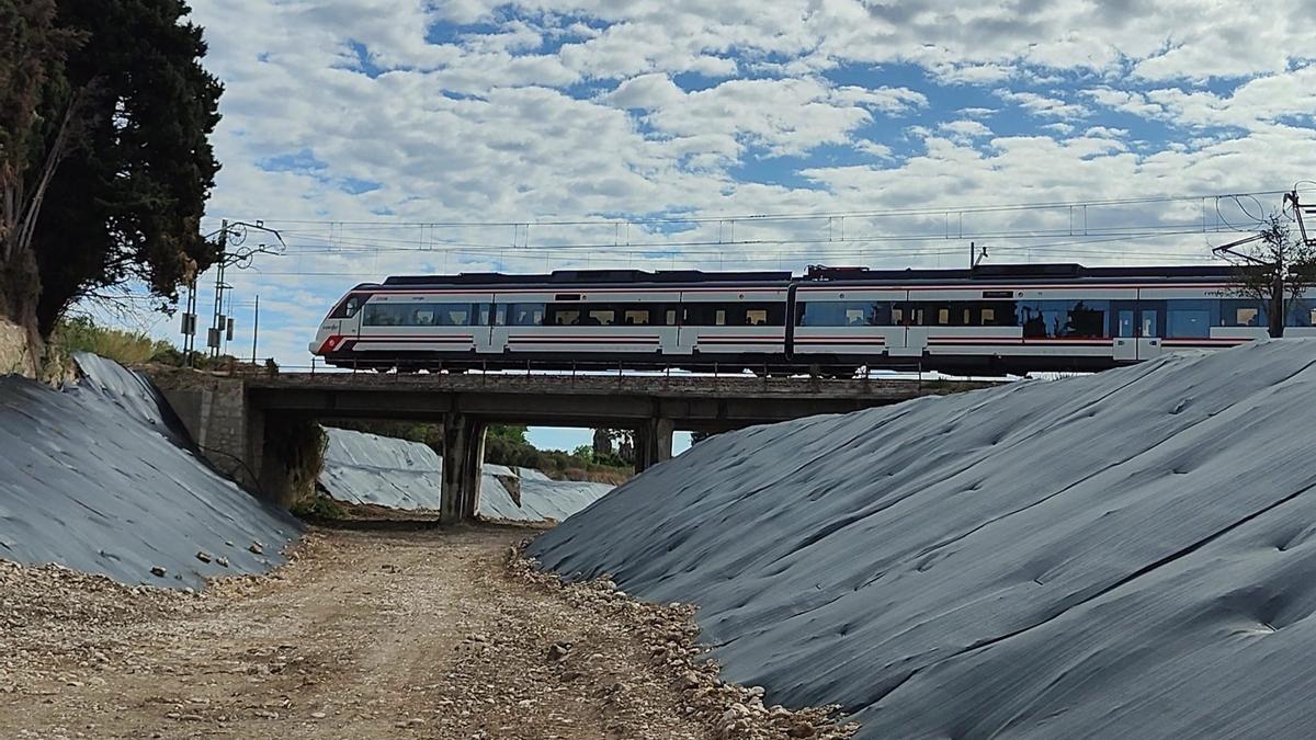 Un tren cruza el cauce del barranco de Beniopa, poco después de salir de la estación subterránea de Gandia.