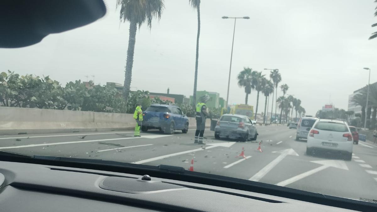 Retenciones de tráfico en la Avenida Marítima por el accidente de dos turismos.