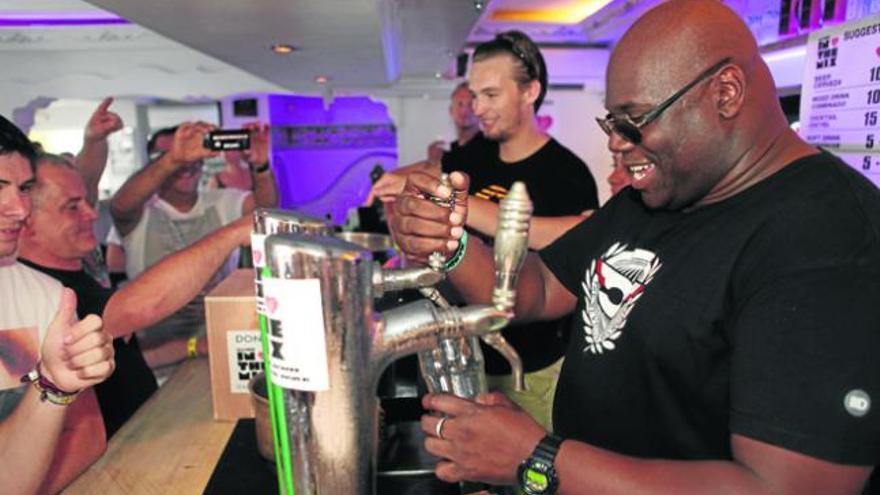 Carl Cox sirve ´pintas´.