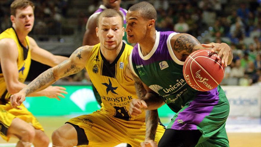 Edwin Jackson intenta penetrar en la defensa canaria. El escolta francés cuajó un buen partido ante el Iberostar.