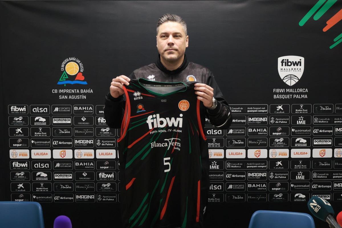Pablo García posa con la camiseta del Fibwi Mallorca en su presentación