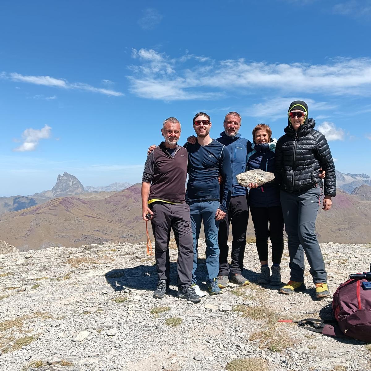 Víctor López, primero por la izquierda, es el jefe del punto de control de La Moleta.
