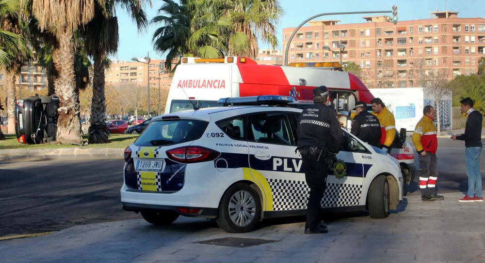 Un coche vuelca en una rotonda del Bulevar Sur de València