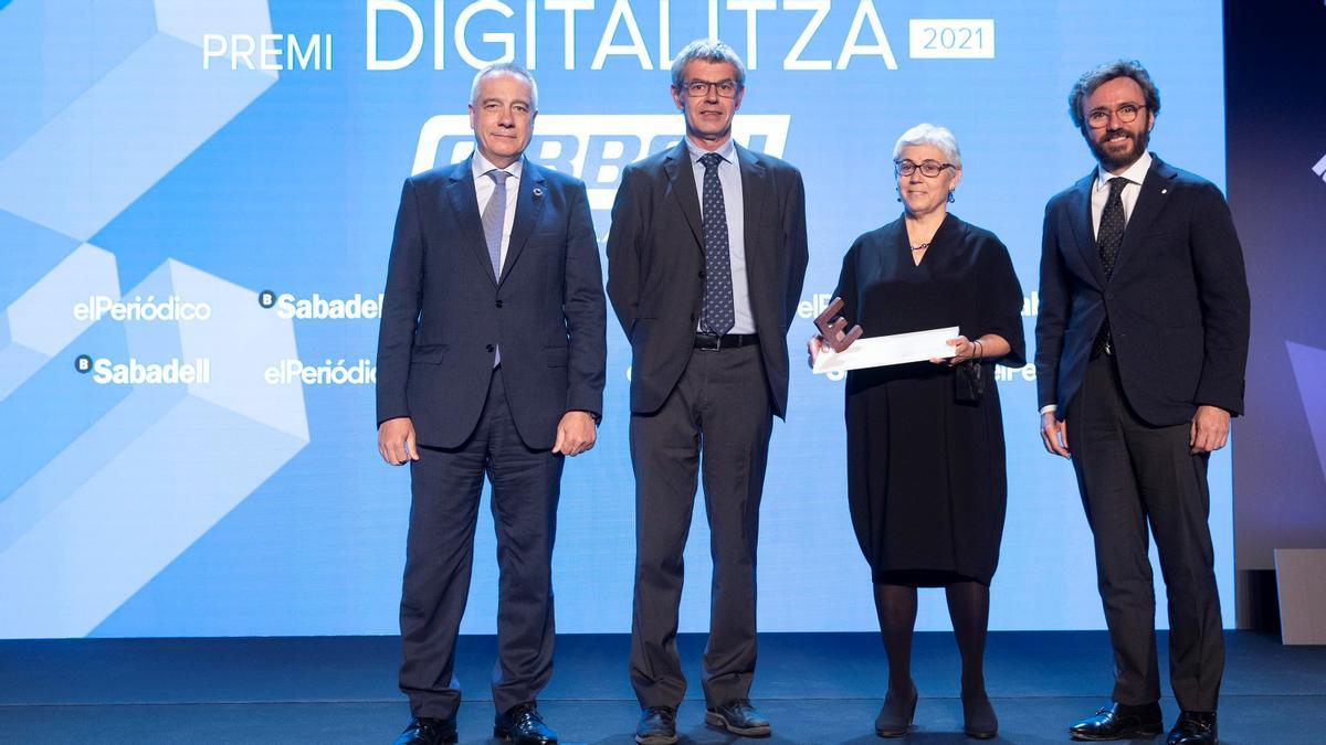 Barcelona 28/03/2022 Premios EMPRESA DE L'ANY 2021. Entrega de premios: Premio DIGITALIZA para GIRBAU, recogen el premio Mercè Girbau, CEO y Pere Girbau, CEO. Libran el premio Pere Navarro, President d’ El Consorci de la Zona Franca y Aitor Moll, CEO Prensa Ibérica. Foto de Ferran Nadeu