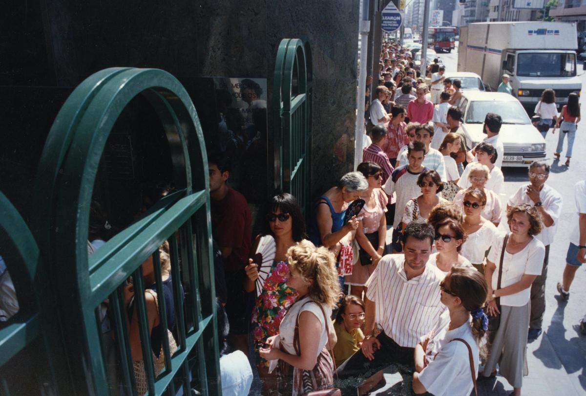 Las oficinas de la entonces «OAMI» en la avenida de Aguilera atrajeron una gran afluencia de personas en sus inicios, antes de trasladarse al complejo de Agua Amarga. |