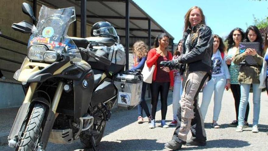 Judith Obaya, junto a su moto, en la puerta del centro vegadense.