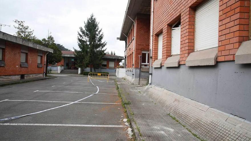 La zona en la que cayeron los cascotes en el colegio de Cancienes.