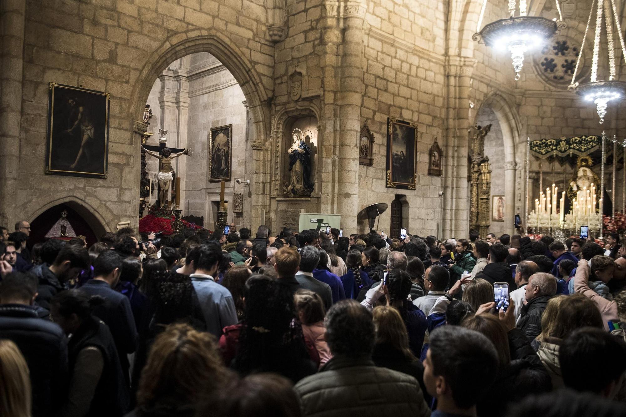 Desconsuelo en la suspensión de la procesión de la Esperanza en Cáceres