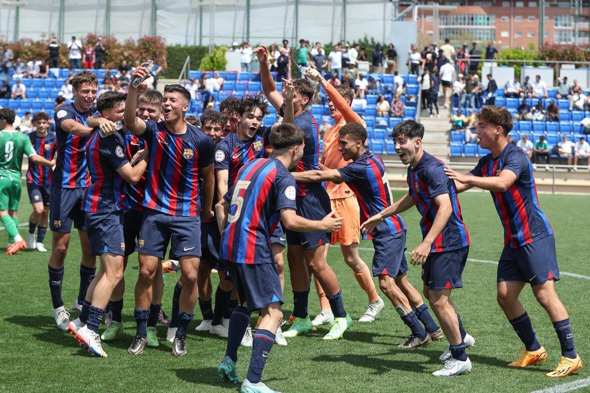 ¡Euforia absoluta! Así ha celebrado el Juvenil 'A' el título de Liga