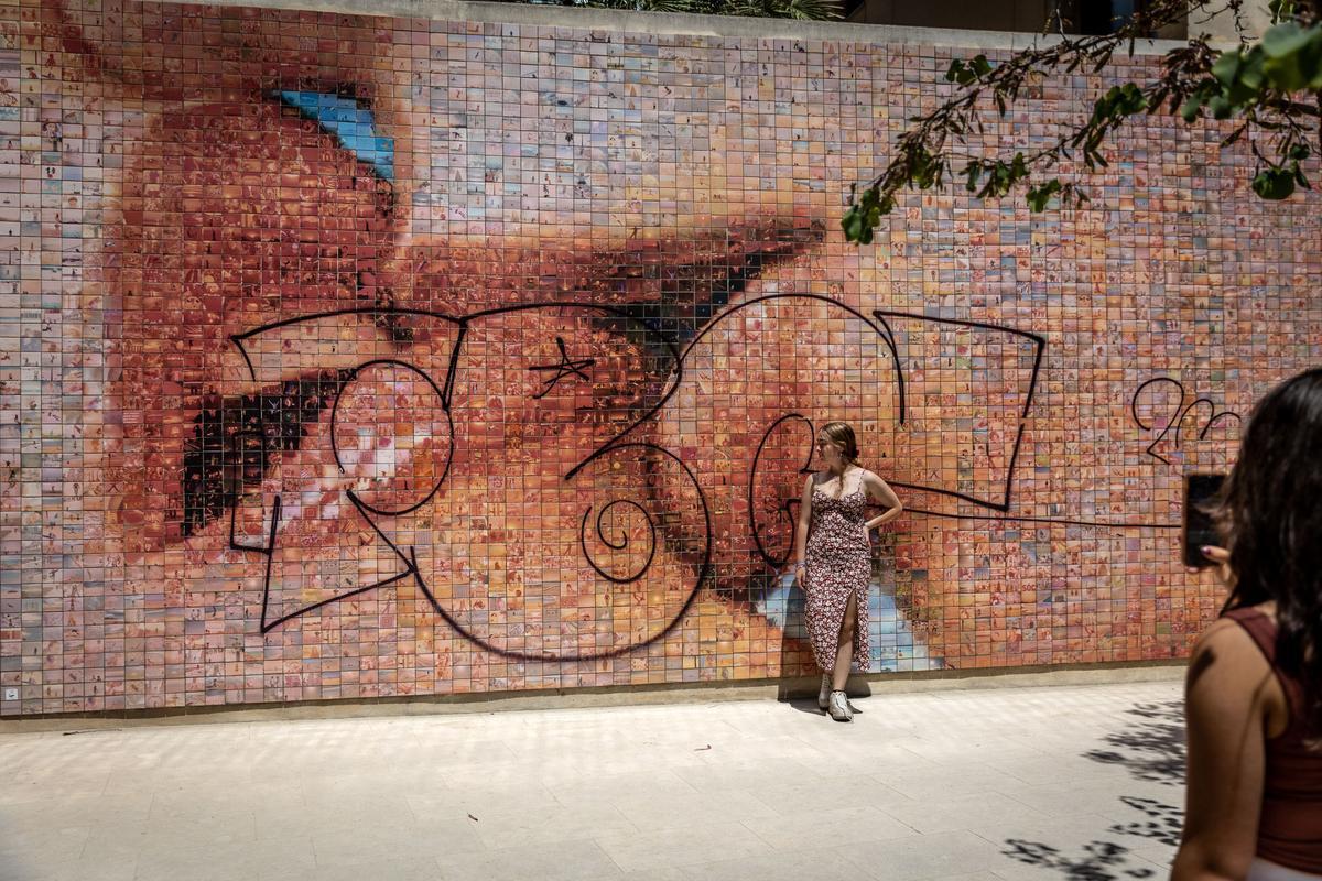 Vandalizado el mural de El beso de Fontcuberta en Barcelona