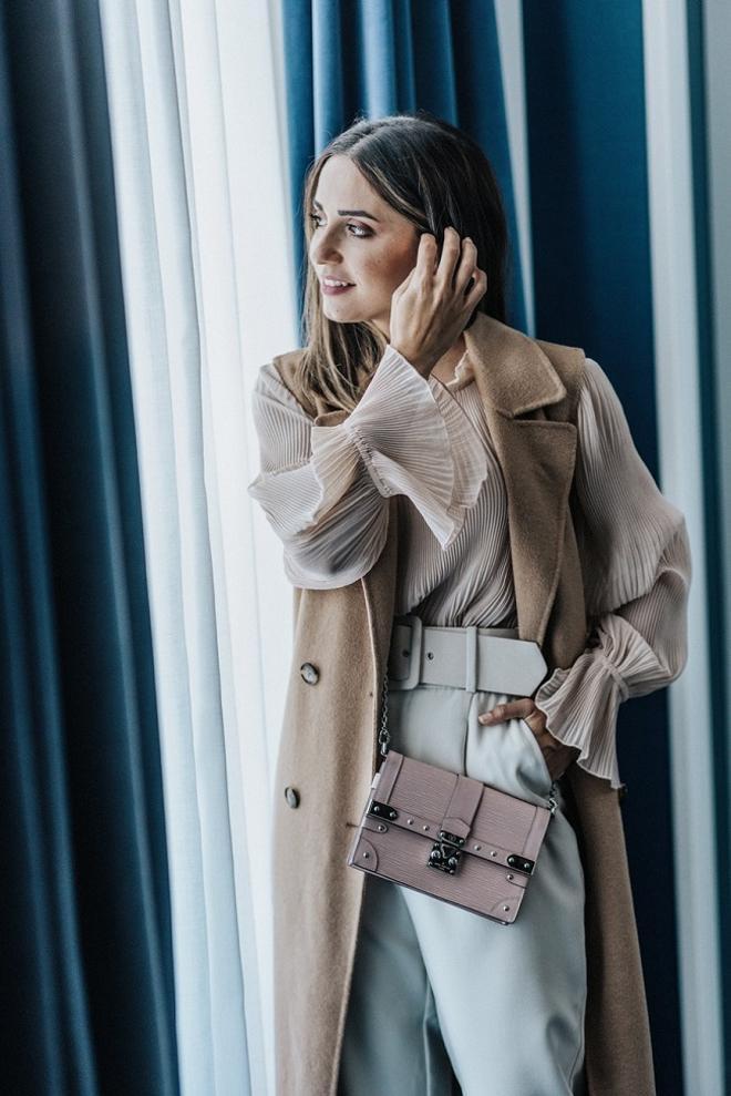 El look de Verónica Díaz JustCoco con camisa plisada, chaleco largo y pantalón de Zara y bolso Louis Vuitton